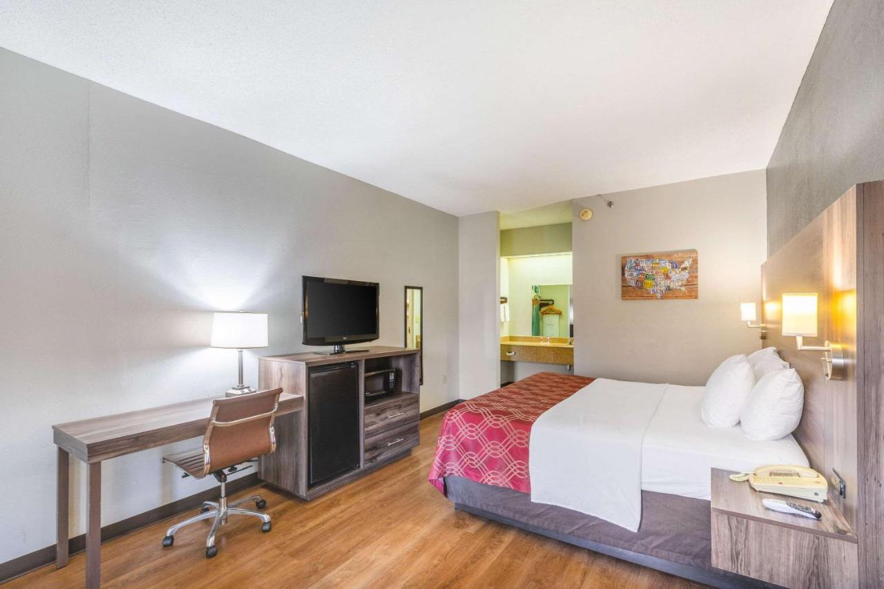 Royal Palms Inn Stockbridge Bagian luar foto
