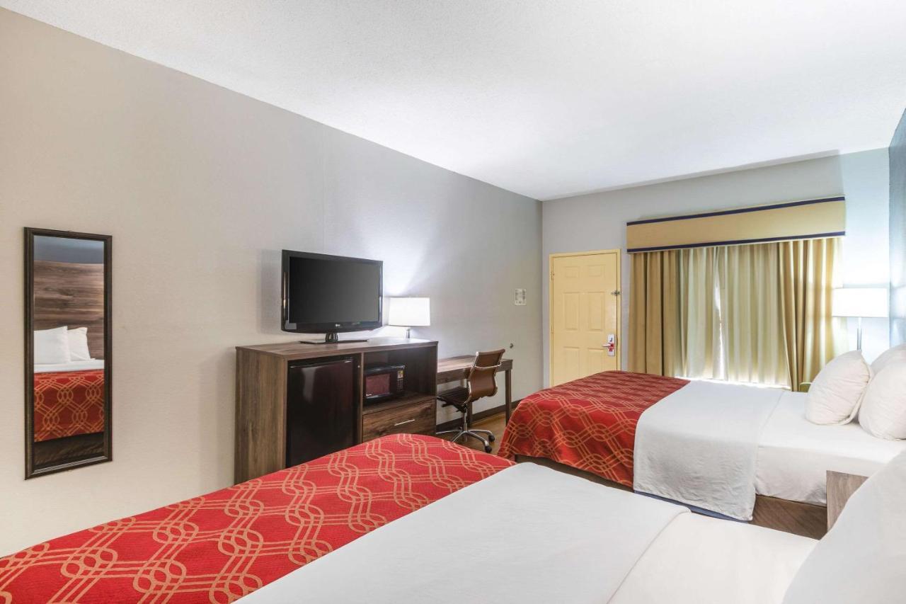 Royal Palms Inn Stockbridge Bagian luar foto