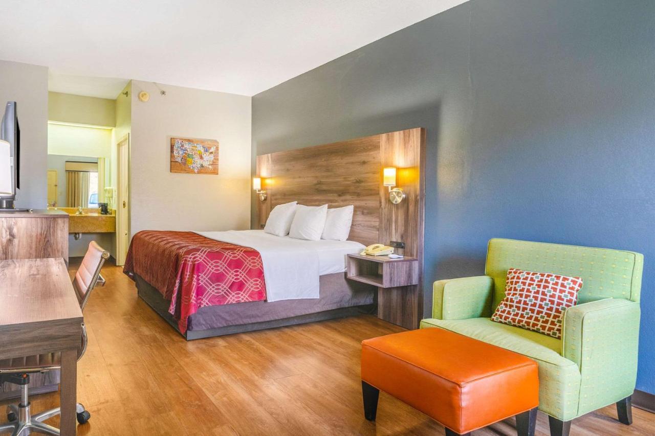 Royal Palms Inn Stockbridge Bagian luar foto