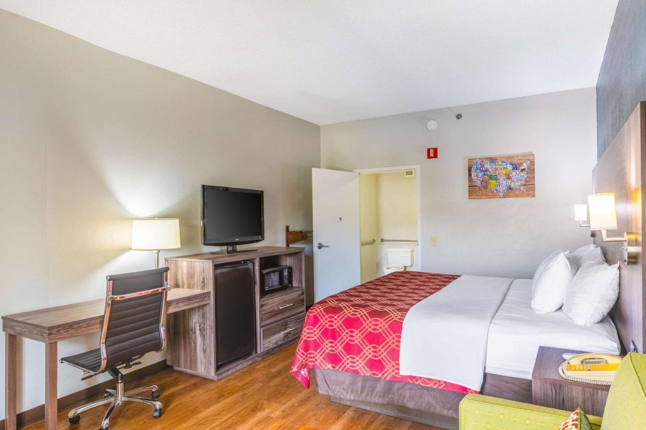 Royal Palms Inn Stockbridge Bagian luar foto