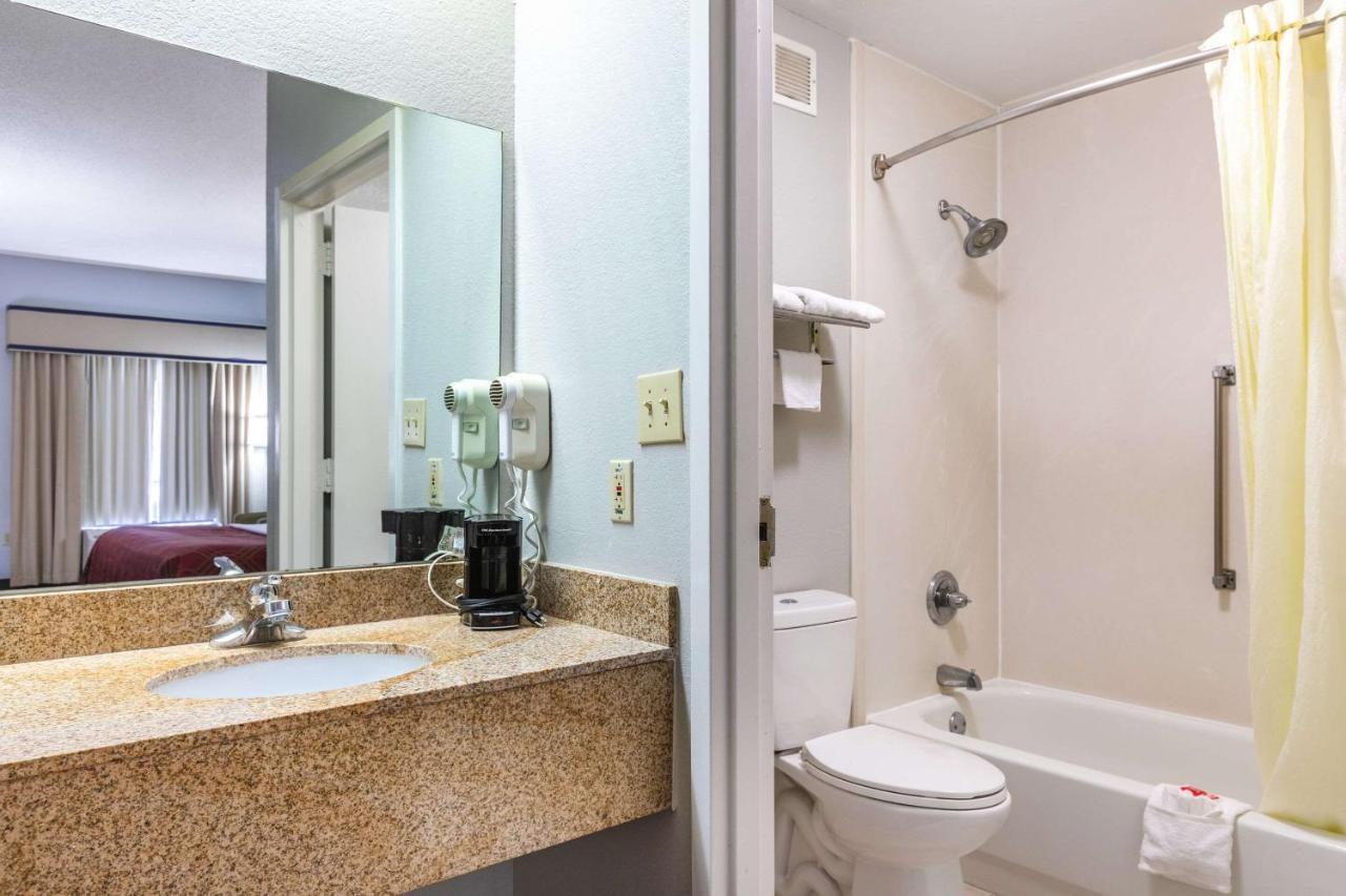 Royal Palms Inn Stockbridge Bagian luar foto