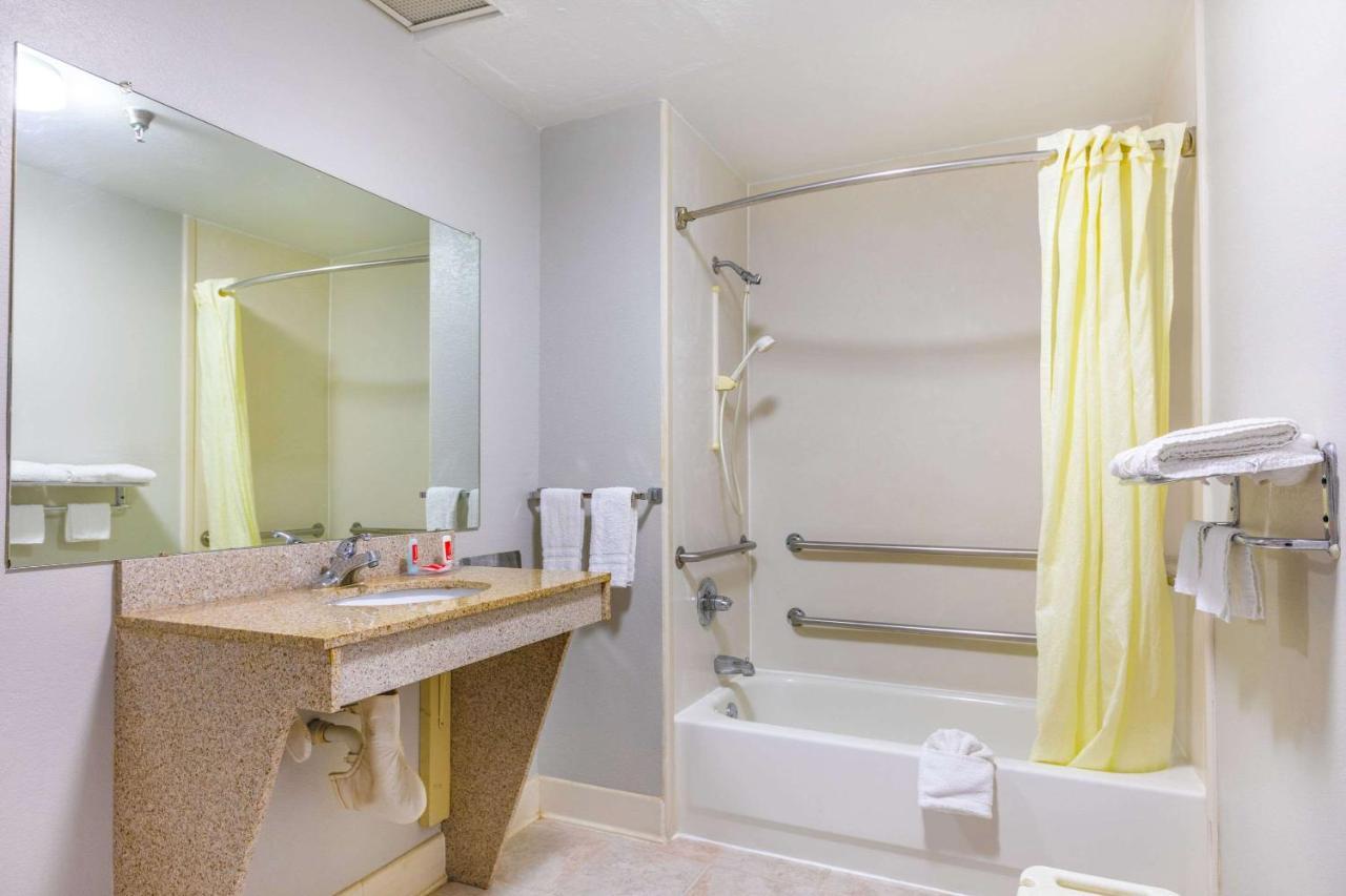 Royal Palms Inn Stockbridge Bagian luar foto