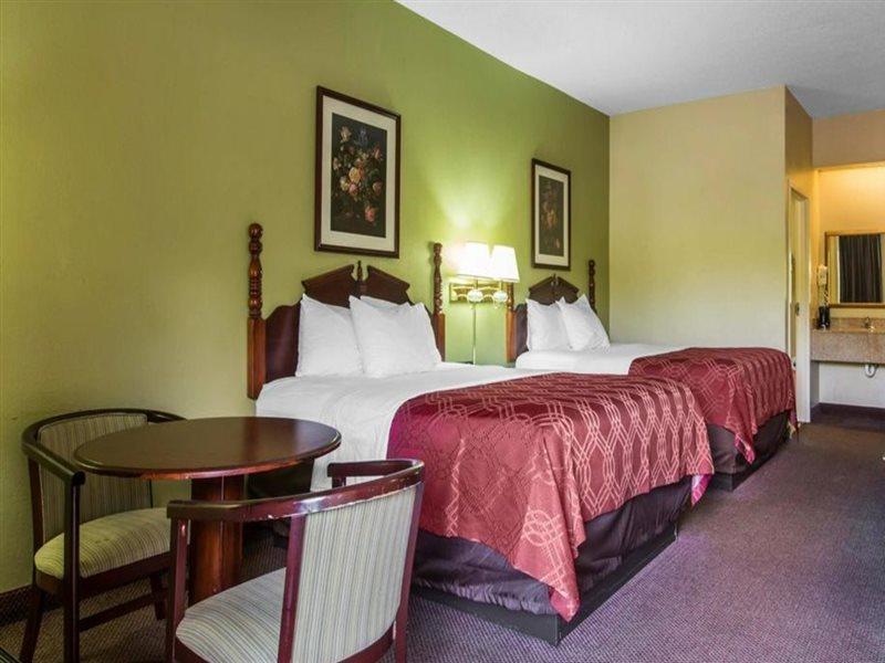 Royal Palms Inn Stockbridge Bagian luar foto