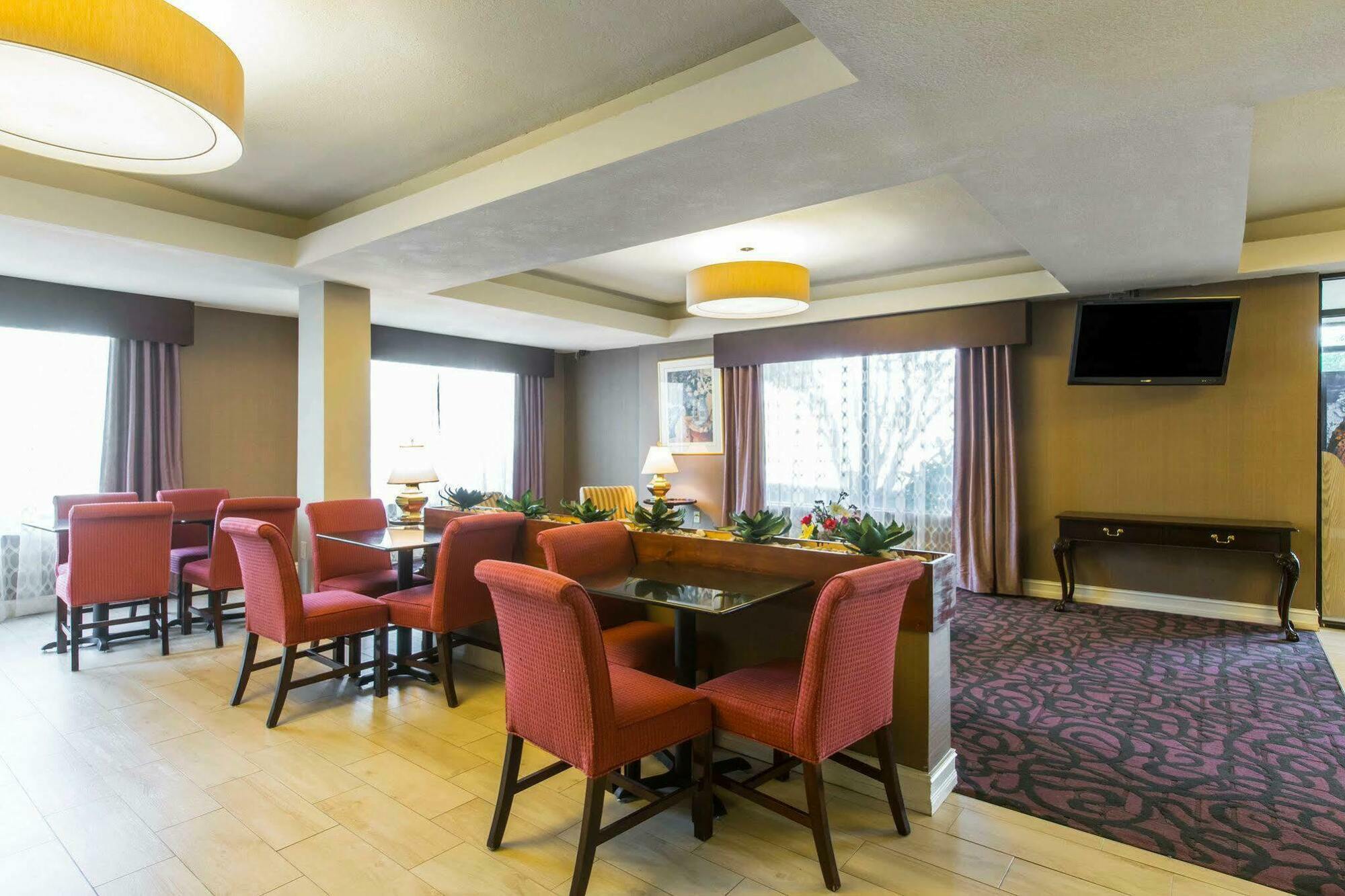 Royal Palms Inn Stockbridge Bagian luar foto